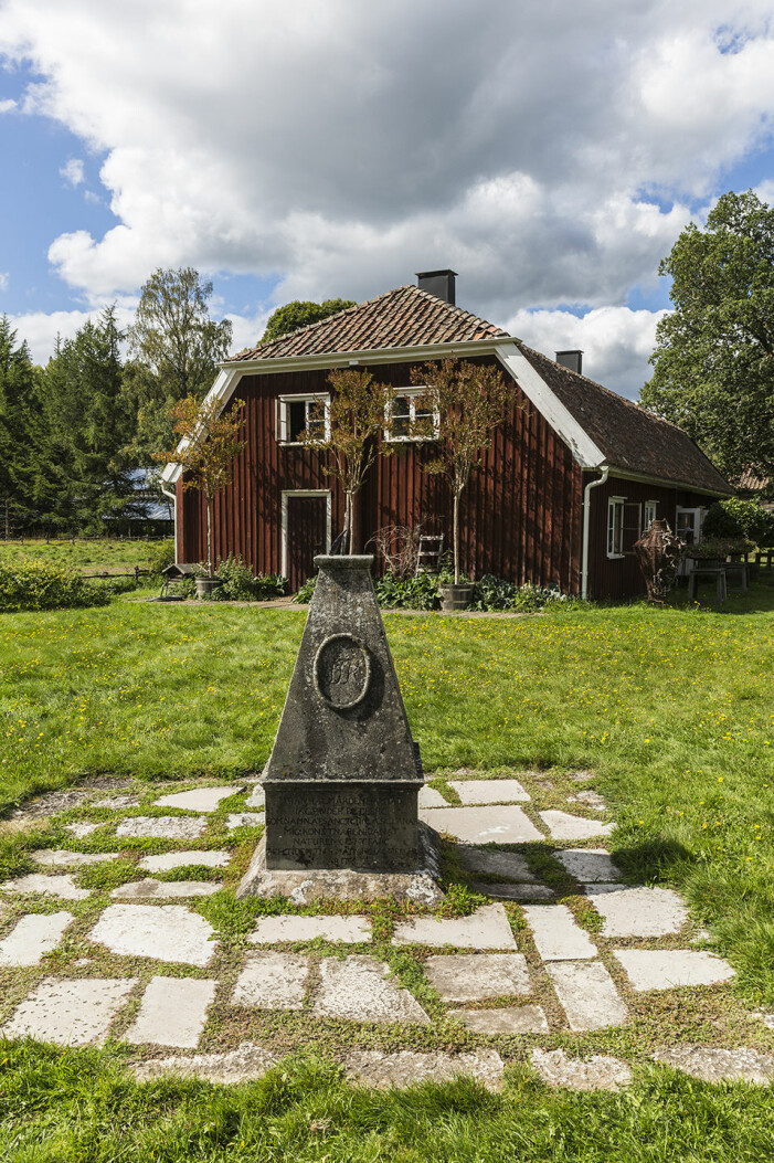 En av två flyglar från 1700-talet. Solur från 1600-talet. I fonden längst till vänster skymtar det stora orangeriet. En av två flyglar från 1700-talet. Solur från 1600-talet. I fonden längst till vänster skymtar det stora orangeriet.