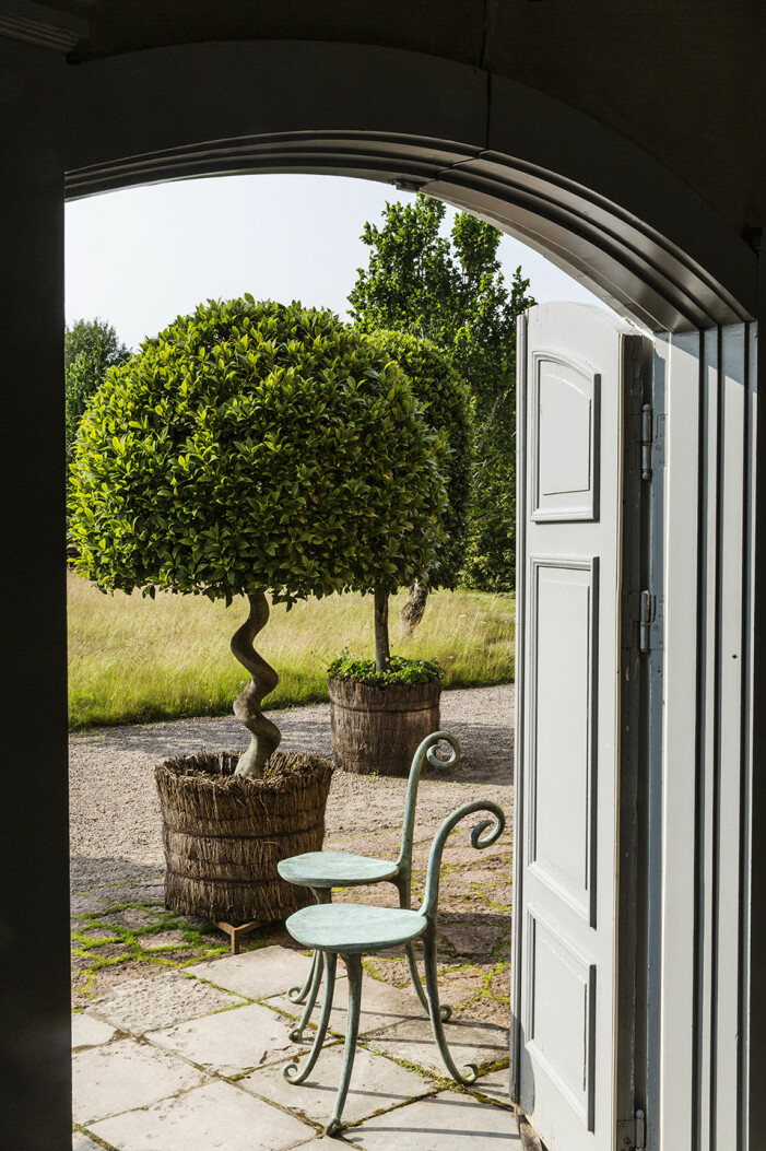 Fantastiska växter frodas överallt. Tage Andersens Gunillaberg är till salu. Utsikt från huset.