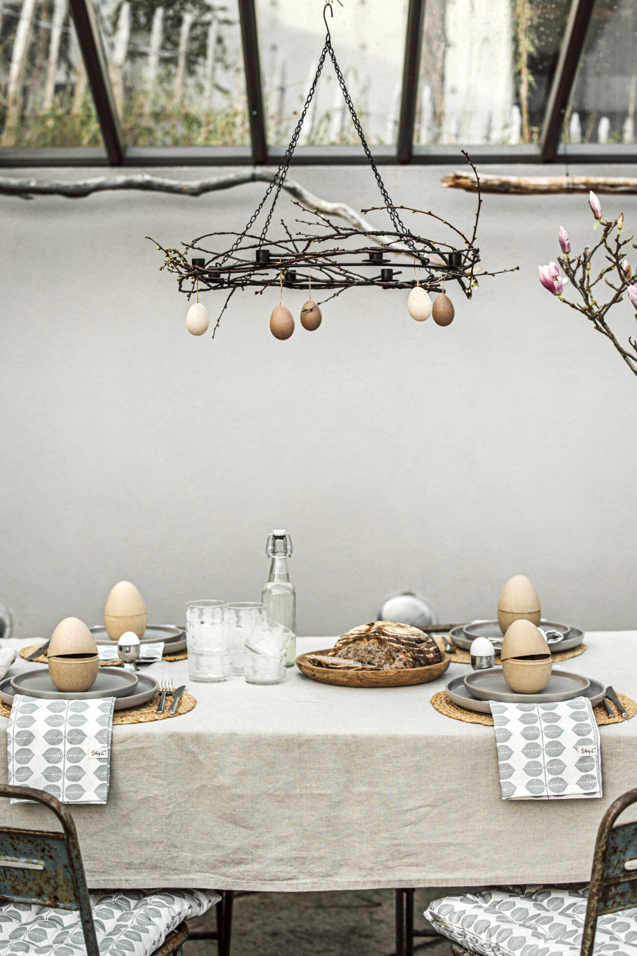 takkrona ovanför matbord, dekorerad till påsk