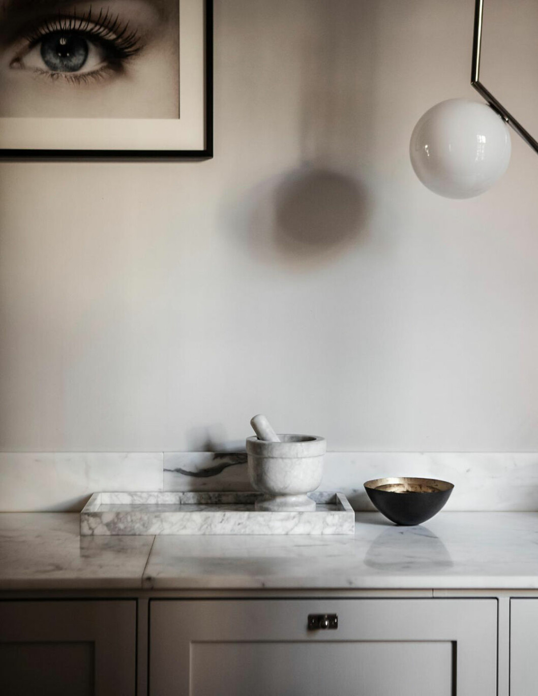 Bilderna på ögon ovanför köksbänken är tagna av Therese Aldgård. Taklampa IC lights, Michael Anastassiades, Flos. taklampa
