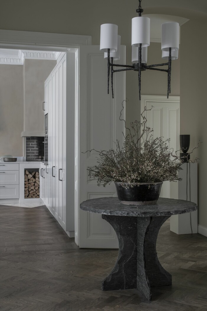 Hall med många dörrar. Taklampa från Objet insolite. Bordet i norsk skiffer är ritat av Robin Klang. Taklampa från Objet insolite
