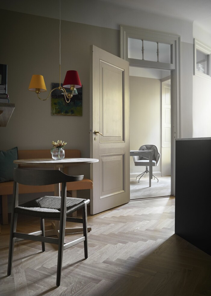 Ljusspel från arbetsrummet in i köket. Taklampa, Svenskt tenn, stol Hedda av David Ericsson för Gärsnäs. Taklampa från Svenskt tenn hemma hos ägarna av Gärsnäs