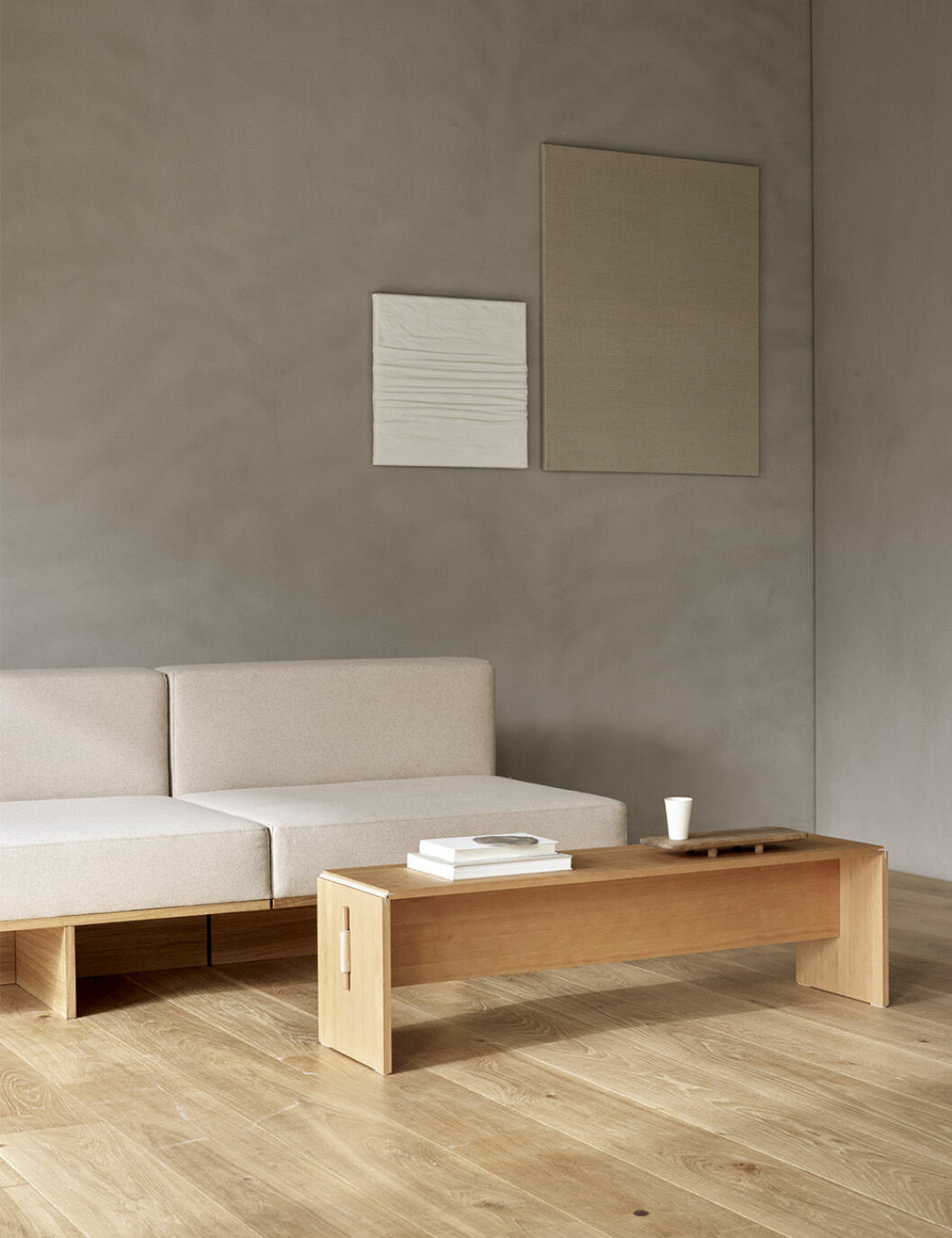 Takts nya soffbord <em>Plint</em>, designat av Cecilie Manz, finns i svenskt trä från Kalmar och skickas i ett platt paket för att minska utsläppen vid frakt. Takt soffbord plint