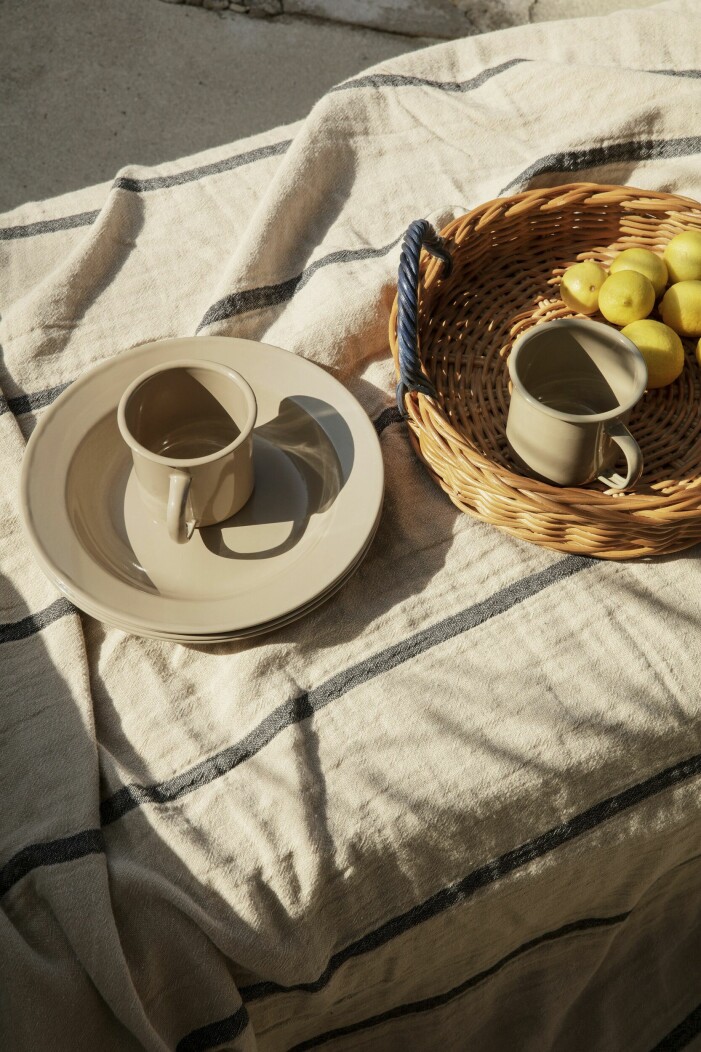 Tallrikar och koppar Yard picnic, 855:-, set om åtta delar, Ferm living. Tallrikar och koppar Yard picnic, 855:-, set om åtta delar, Ferm living.