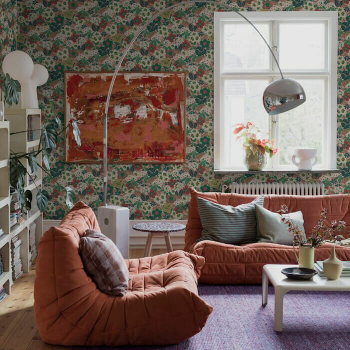 Tapeten Kvackstepp från Boråstapeter har ett botaniskt mönster skapat av formgivaren Hanna Werning. <a target="_blank" href="https://www.colorama.se/produkter/kvackstepp-72324921_420179">Här kan du läsa mer</a>. tapet kvackstep från Boråstapeter