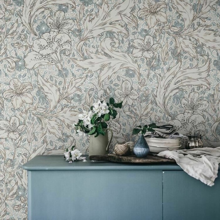 Tapeten Mattias från Sandberg har ett detaljerat mönster med blommor i dova toner av grått och blått. <a target="_blank" href="https://www.engelskatapetmagasinet.se/sv/articles/2.236.26898/sandberg-mattias">Här kan ni hitta den</a>. Tapet från Sandberg