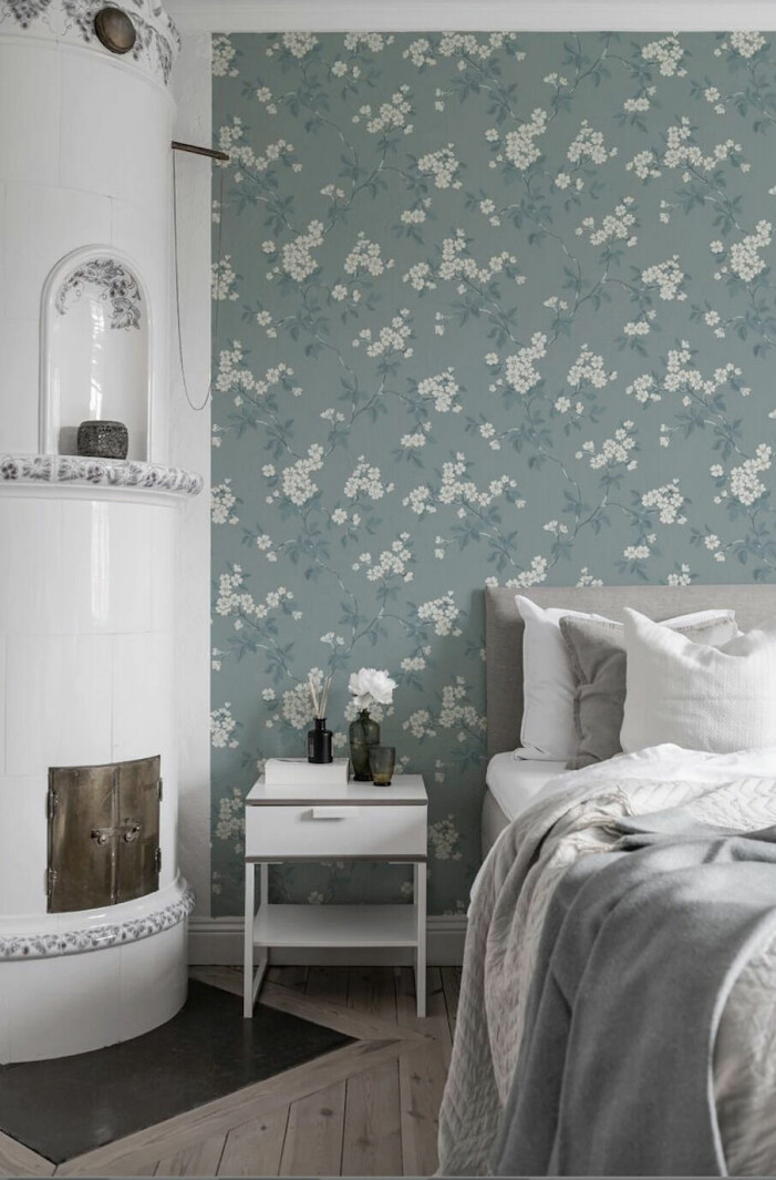 Tapeten Karin från Duro inspireras av blommande träd och har en blå ton som drar mot en klassisk och lugn grön nyans. <a target="_blank" href="https://www.ellos.se/duro/tapet-karin/1665002-03">Här kan du läsa mer</a>. Tapeten Karin från Duro