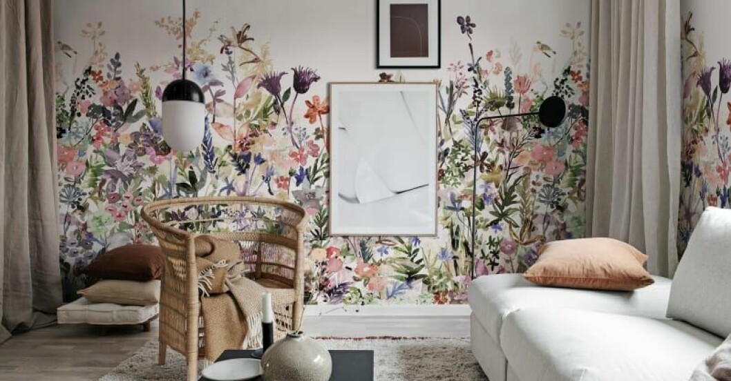 Tapeten May Meadow har ett blommigt mönster i mjuk pastell, från Rebel Walls. <a target="_blank" href="https://rebelwalls.com/se/muraler/kategori/barn/fargglada/may-meadow-pastel">Här kan du läsa mer</a>. Tapeten May Meadow