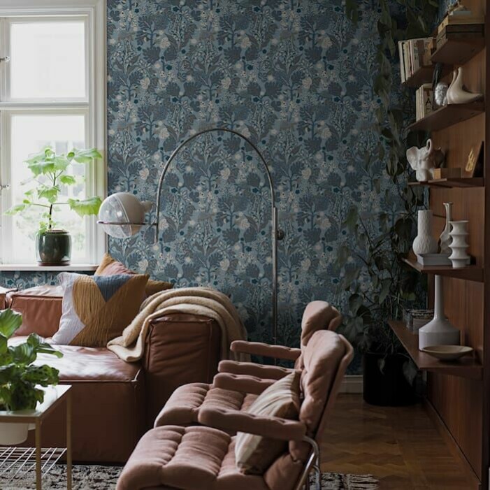 Tapeten Turgräs från Boråstapeter har ett rikt detaljerat mönster som upplevs lugnt och harmoniskt på väggen. <a target="_blank" href="https://www.colorama.se/produkter/turgras-72324926_420184">Här kan du läsa mer</a>. Tapeten Turgräs från Boråstapeter