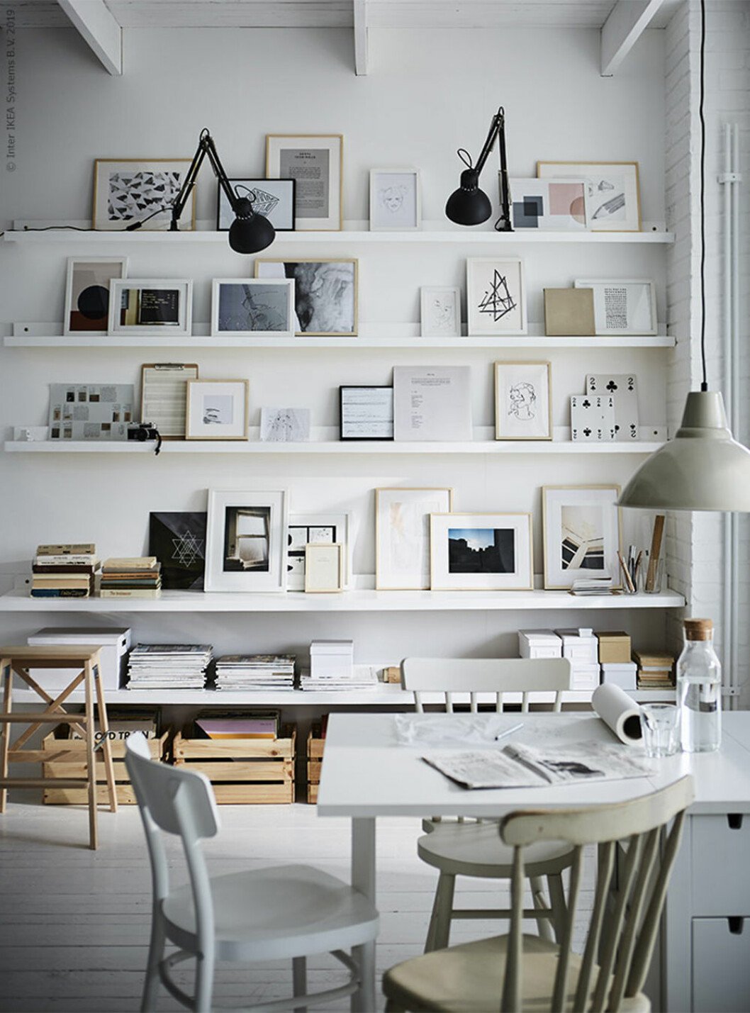 Foto:<a href="https://livethemma.ikea.se/kickstart-med-konst/" target="_blank" rel="noopener"> Ikea Livet Hemma</a> Tavelvägg med tavellister från Ikea