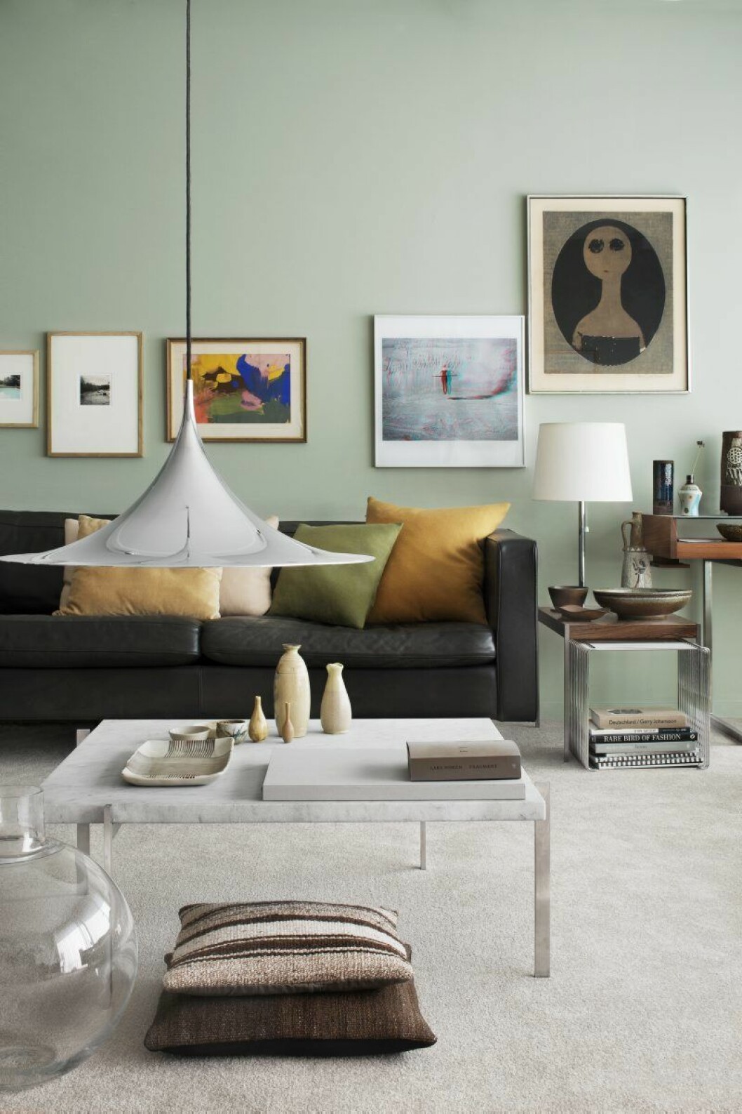 Foto: Andy Liffner. Styling: Thomas Lingsell. Hämta inspiration från tavelväggar som denna, stylad av Thomas Lingsell.