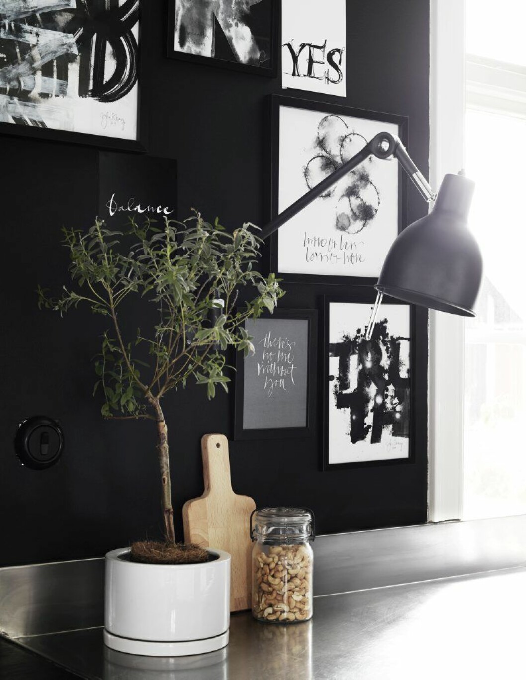 Tavelvägg hemma hos konstnären Ylva Skarp. Hämta inspiration från tavelväggar som denna, hemma hos Ylva Skarp.