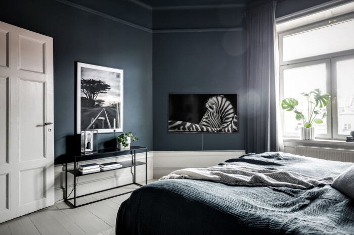Genom att fästa tv:n på väggen går det att trolla bord sladdar och övriga tillbehör på ett snyggt sätt. Foto: Henrik Nero för Samsung Samsung The Frame TV som tavla