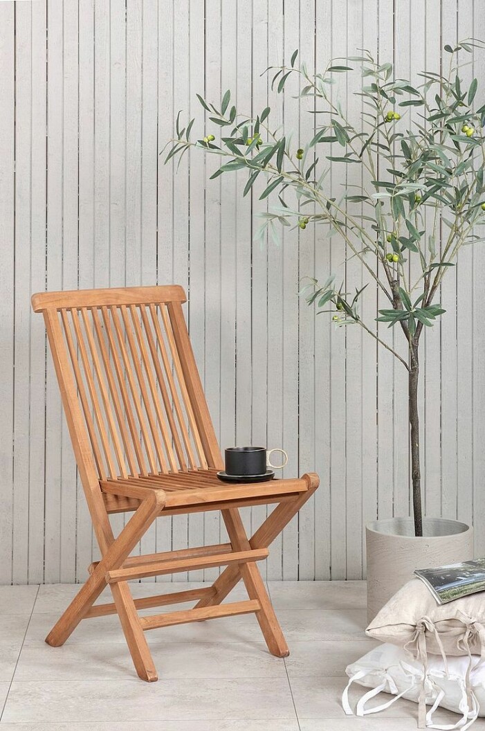 Satsa på en möbel i trä eller investera i en hel serie för ett enhetligt intryck. Stol i teak från Ellos Home
