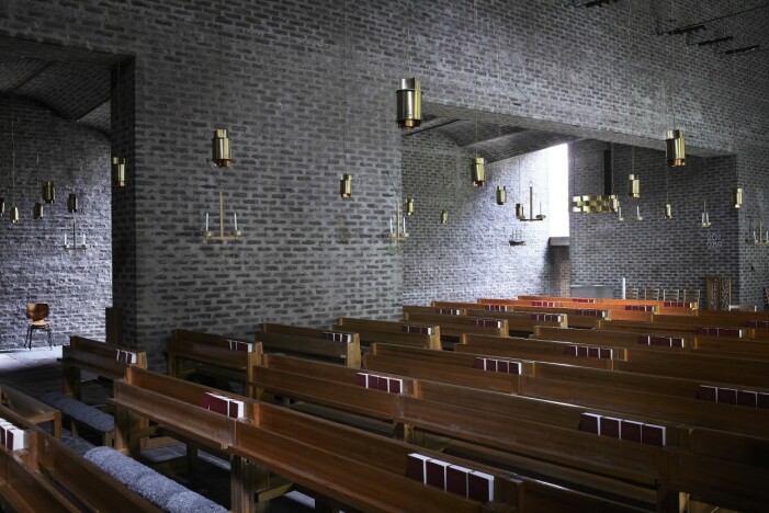 »Bibeln berättar om Babels torn, såklart byggdes det i tegel ... « Markuskyrkans kyrksal.