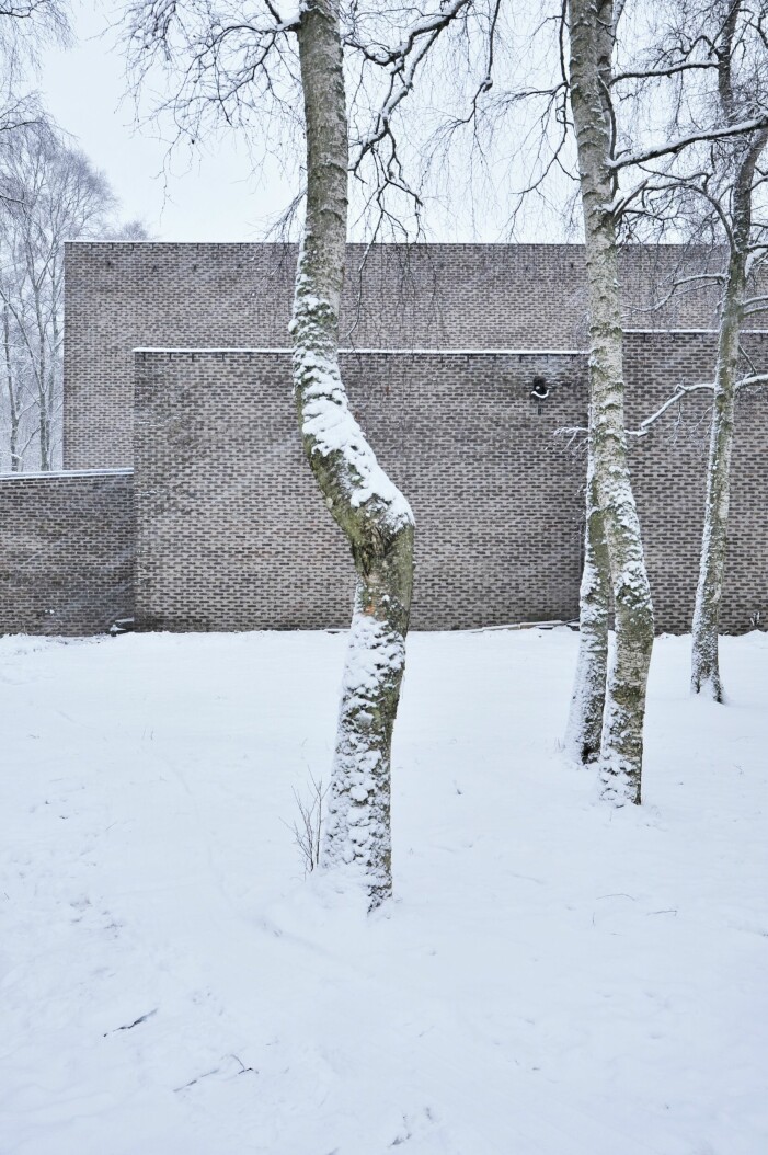 En fabrik? En bunker? Formspråket är behärskat. Slutet. Stora tegelväggar i olika form och storlek.