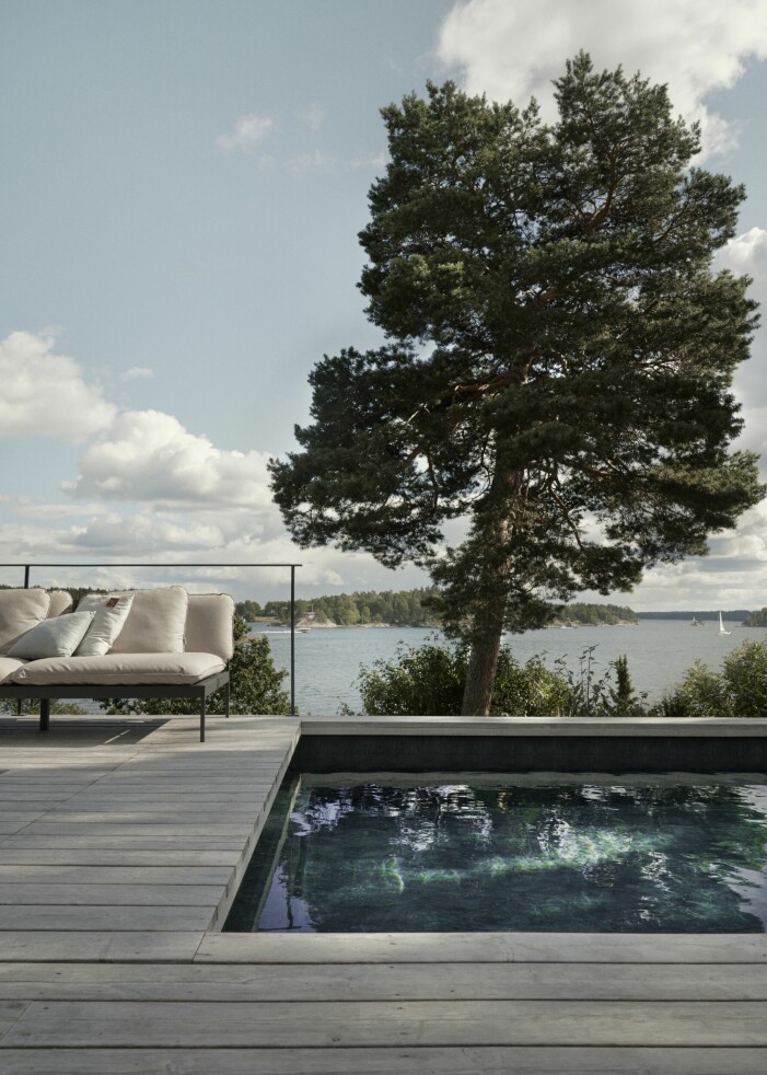 Utesoffan kommer från Skargaarden och heter Bönan lounge sofa. Det miljömärkta trädäcket kommer från Organowood. Terass med pool och utsikt över vattnet.