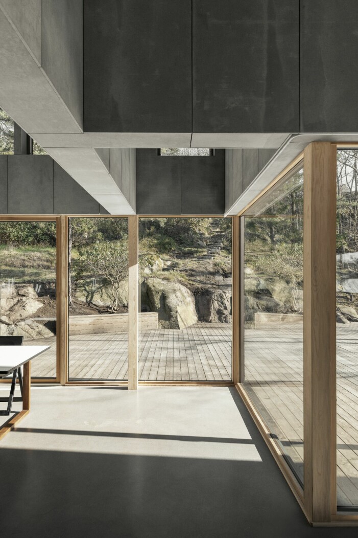 På baksidan och mot södersolen finns den stora terassen, skyddad av både huset och berget. Stor terrass.