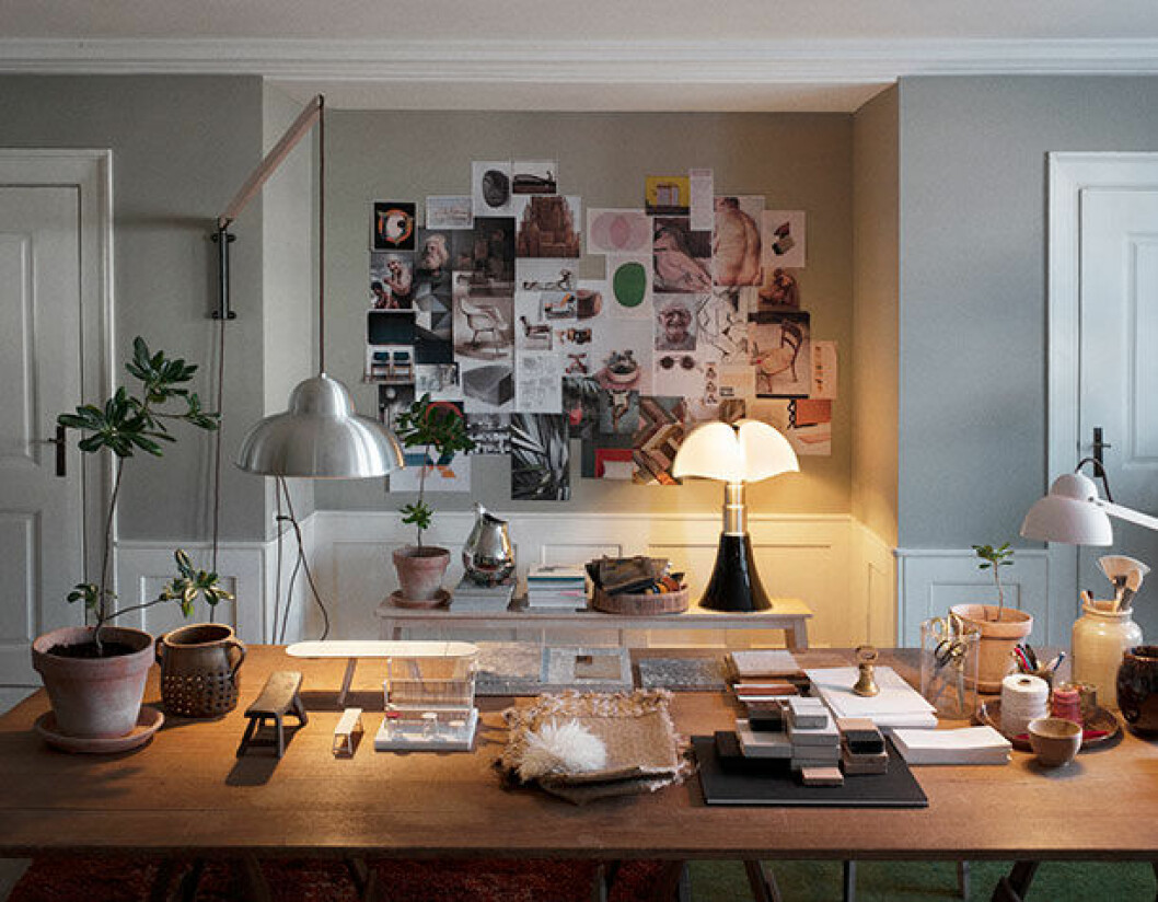 Arbetsrummet som Ilse Crawford inrett i The apartment följer tydligt Ilses inredningsfilosofi: varför rensa undan alla saker man tycker om, när man kan frossa i dem? Inspirationsvägg med bilder, vägg- och bordslampa av Ilse för Wästberg. the apartment copenhagen