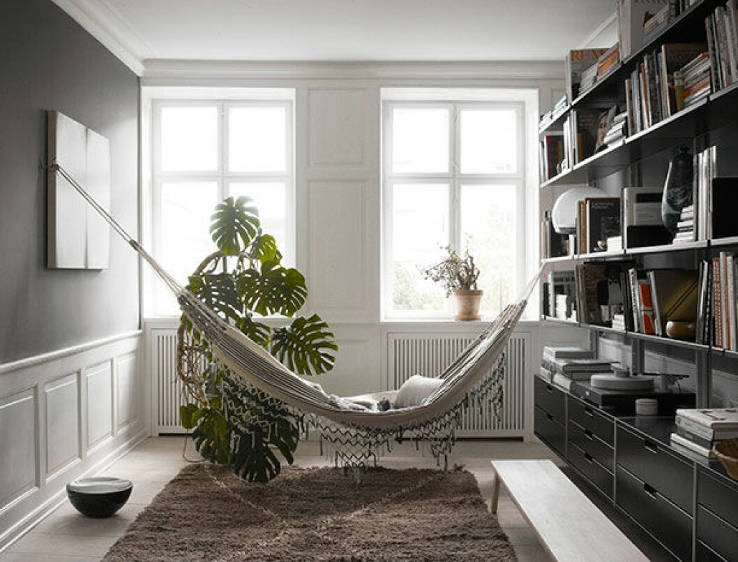 Skönt hängmattegung för den lässugne i biblioteket. Bokhyllan från Vitsœ är fylld av böcker och vackra föremål. the apartment copenhagen 1
