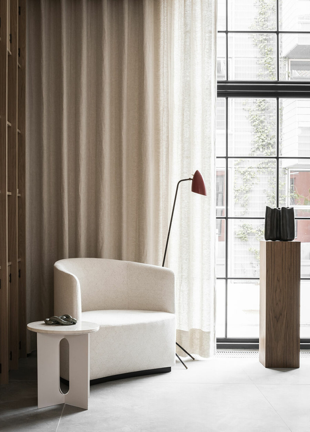 Norm architects har inspirerats av den industriella charmen i hamnen utanför och satt in stora fönster i svarta stålbalkar. Till det har de tillfört sitt signum som de kallar soft minimalism med en vacker hylla i ek och detaljer i mjuka textiler eller varma naturmaterial, allt i en ombonad feminin ton. designhotell the audo fåtölj2