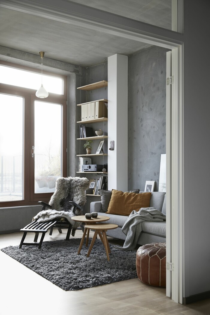 Vardagsrummet en spiraltrappa upp. Vid utsikt mot söder och norr. Vilstolen är arvegods. Hyllan är Anjas egen konstruktion. Bord från Living furniture. vardagsrum i Ohboy-huset