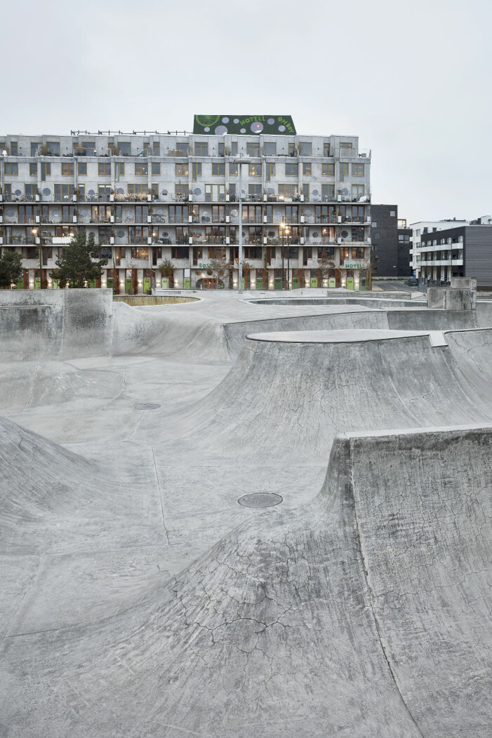 Sången i betongen! Stapelbäddsparkens skejtbanor byggdes 2005. Cykelhuset Ohboy har 55 hyreslägenheter. Ohboy-huset i Västra Hamnen i Malmö