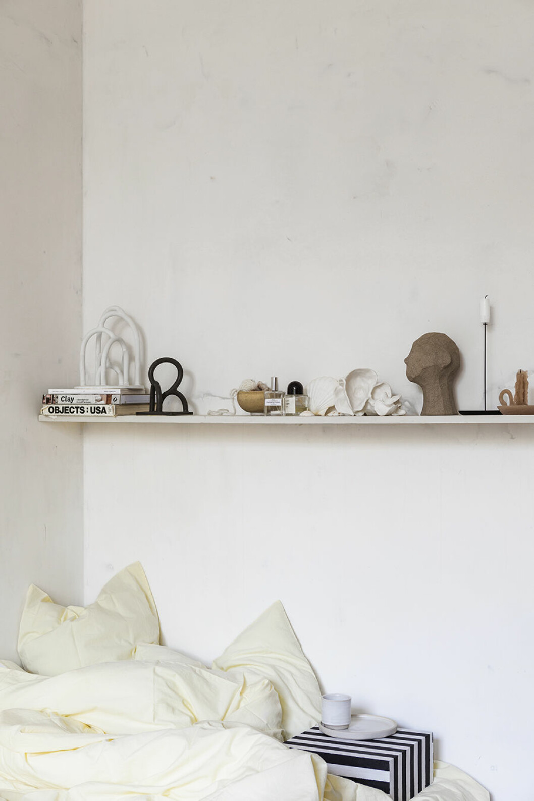 Från vänster:<br>Doodle, vit, Tufva Design, Doodle, svart, Tufva Design, Skulpturer, Lisa Hellrup.<br>Skulptur huvud, Kristiina Haataja. THEODETO_MIKAEL LUNDBLAD_2018090518765_hires