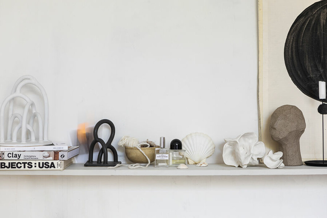 Från vänster:<br>Doodle, vit, Tufva Design Doodle, svart, Tufva Design, Skulpturer, Lisa Hellrup.<br>Skulptur huvud, Kristiina Haataja. THEODETO_MIKAEL LUNDBLAD_2018090518781_hiresTHEODETO_MIKAEL LUNDBLAD_2018090518781_hires