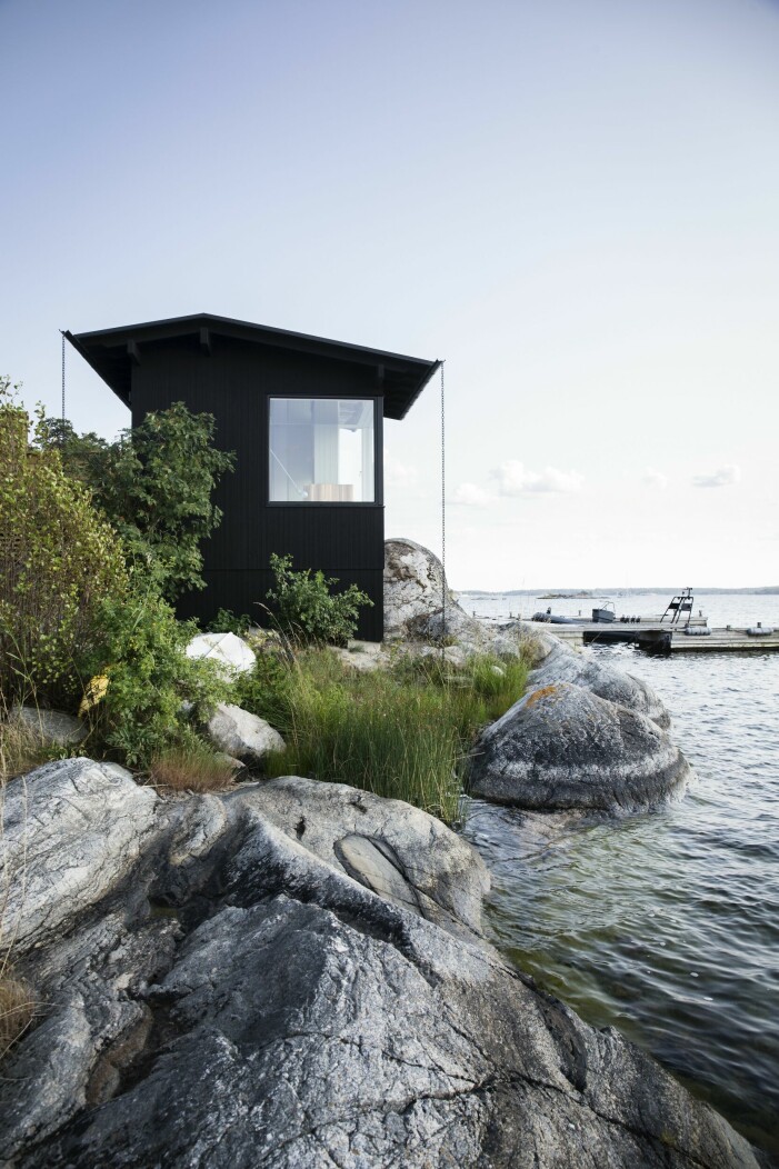 Thomas Sandell kallar huset för sitt »komplementhus«. Det agerar gästhus, arbetshus eller sjöstuga, efter behov. Thomas Sandell sommarhus.