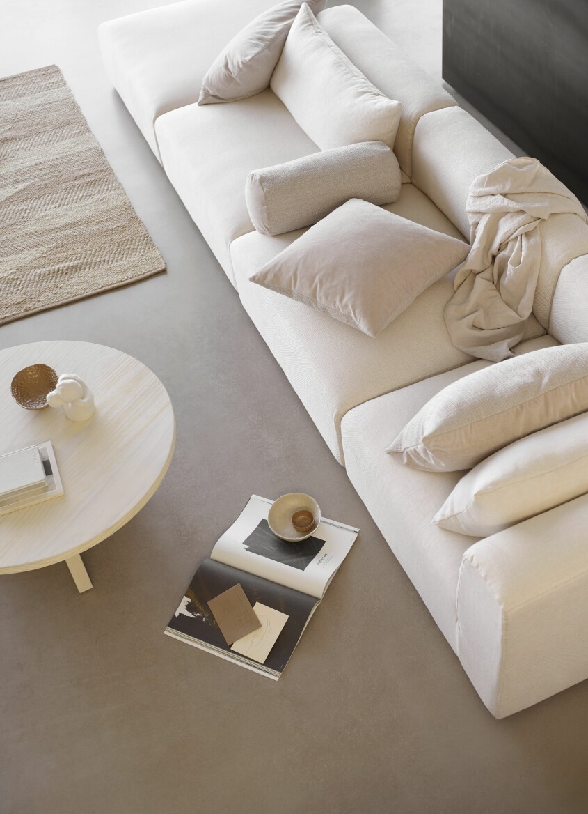<span class=" bold" data-lab-bold_desktop="bold">Tips! </span>Om du gillar att ha ett par kuddar framme, låt gärna kuddarna gå i samma nyans för tydlig enhetlighet. Foto: Tine k home. Inred med japandi, japandi vardagsrum, beige inredning