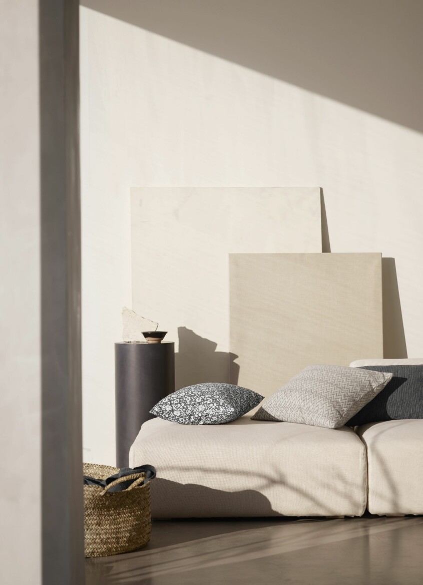 <span class=" bold" data-lab-bold_desktop="bold">Tips! </span>Om du vill piffa upp din japandi-influerade miljö, satsa på mönster. Foto: Tine k home. Inred med japandi, japandi vardagsrum, ljusa textilier