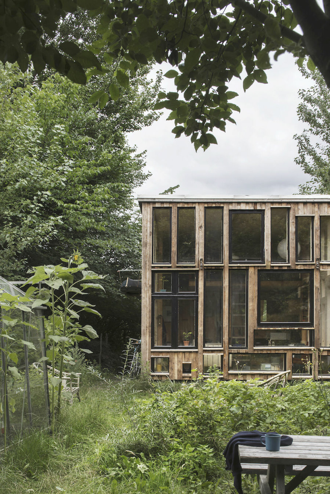 Konstnärssjälen Lars Eljskov förverkligade drömmen om ett hus för avkoppling och kreativitet.