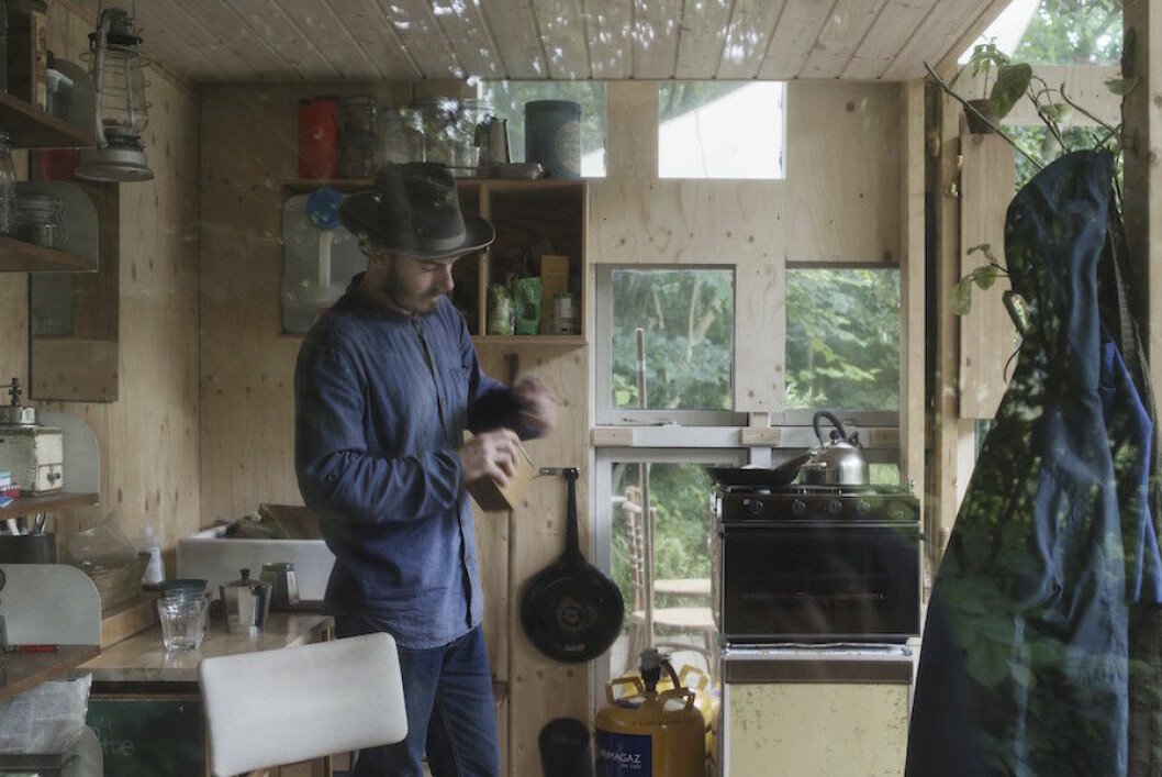 Lars har en gedigen bakgrund inom konst och design, från fotografi till skulpterande och möbeldesign.