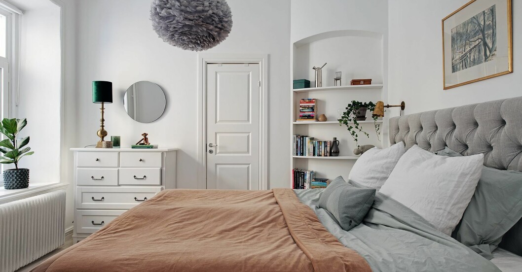Låt naturnära alternativ stå i fokus när du väljer sängkläder. Foto: Fredrik J Karlsson för <a target="_blank" href="https://www.instagram.com/alvhem/">Alvhem</a>. Mäklare: Tony Henschel. Så inreder du med sängen på bästa sätt