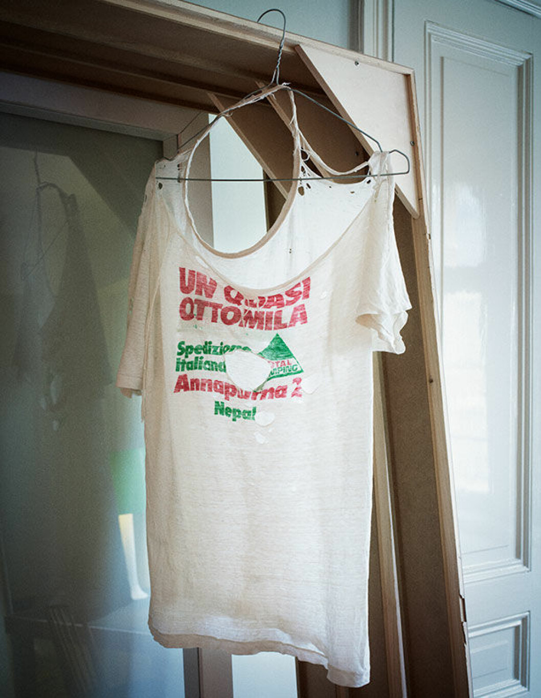 T-shirten är ett byte som Kristian Petri (Cillas före detta make) gjorde 1978 med en annan backpacker, en italienare han mötte på tåg på en resa. Ett uttryck för vilken plats det väl patinerade har i hennes hjärta. tisha