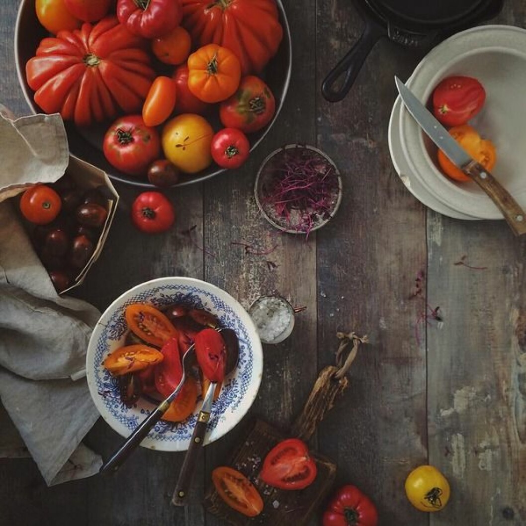 »Harvest from the local market. I just added a drizzle of olive oil and a pinch of sea salt, and suddenly the world got so much better.« tomater