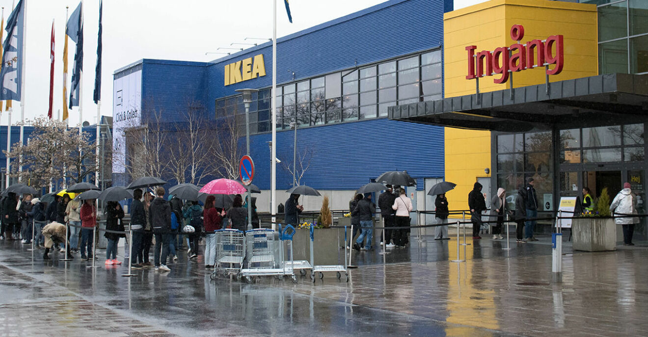 Kö in till svenska möbelvaruhuset IKEA.