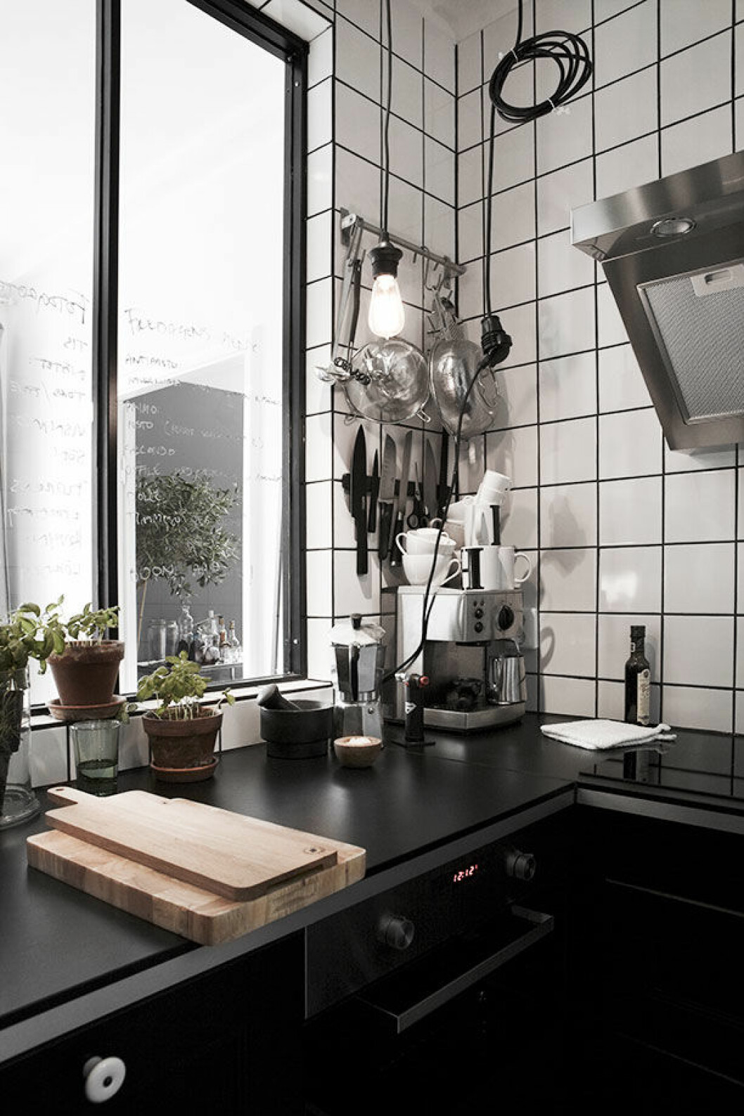 Vackert kök med industrikänsla, styling Thomas Lingsell, foto Emily Laye. Torsgatan-fantastic frank