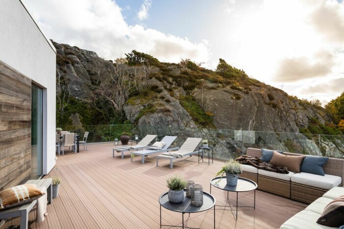 Väl skyddat läge på den enorma terrasen som bjuder på matbord, vilstolar och loungedel. Torslanda till salu Residence terrass