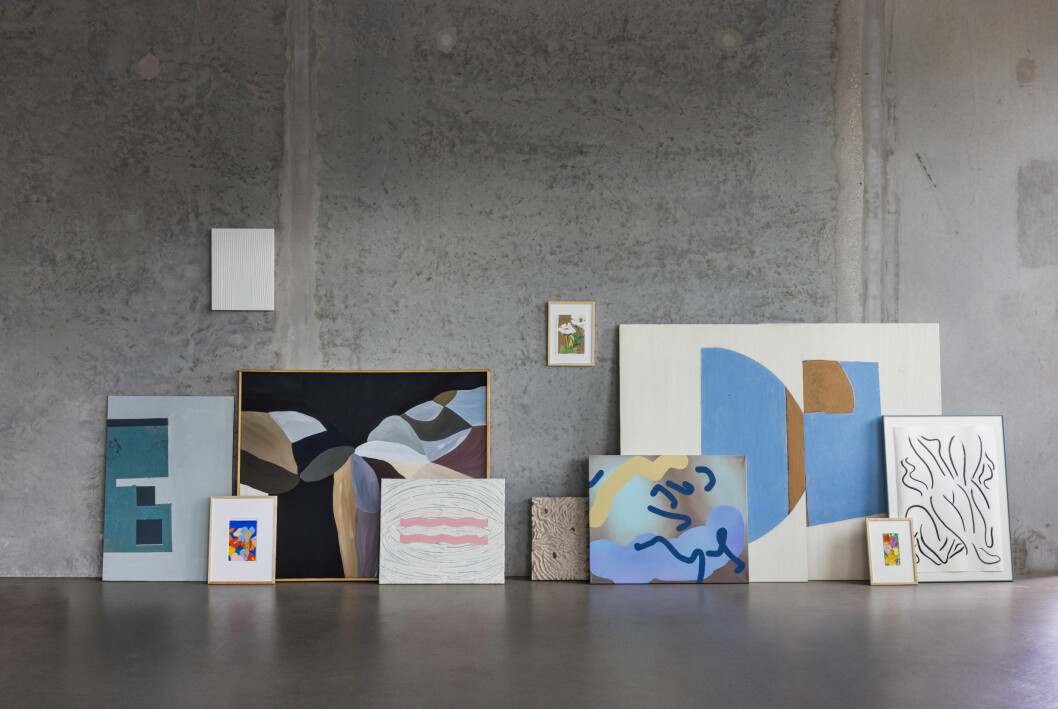 Vi ser stora traditionella målningar på canvas, men också nya material med tavlor snidade i trä eller böljande speglar. The Ode To ny konstkollektion.