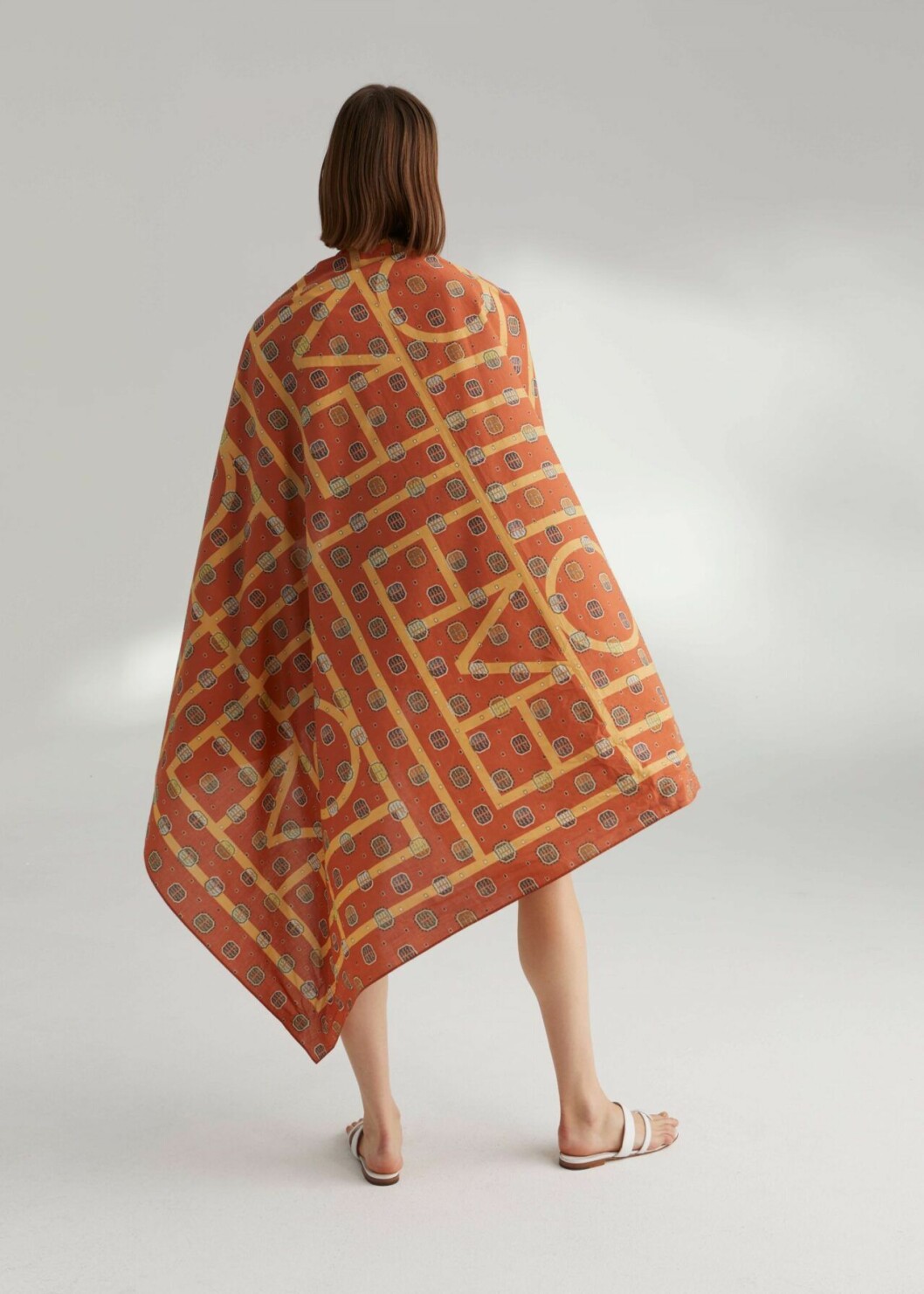 Foto Totême. toteme sarong