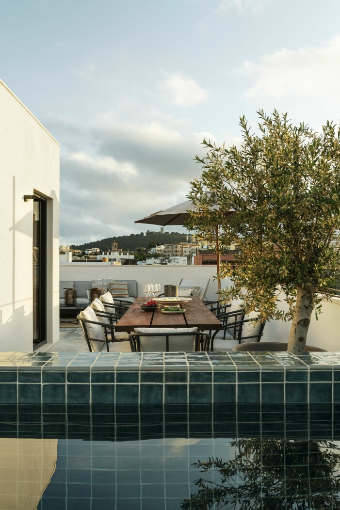 Den lilla poolen på taket är klädd med handgjort kakel och har en jetstream så att man kan simma i den. Terrass på townhouse på Mallorca