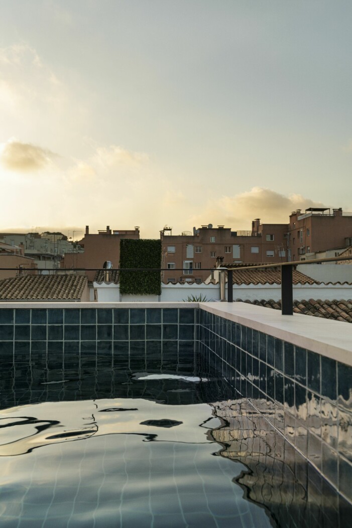 Marias favoritplats i huset – saltvattenspoolen på taket. På kvällen har man utsikt över det upplysta slottet Bellver härifrån. Utsikt townhouse Mallorca