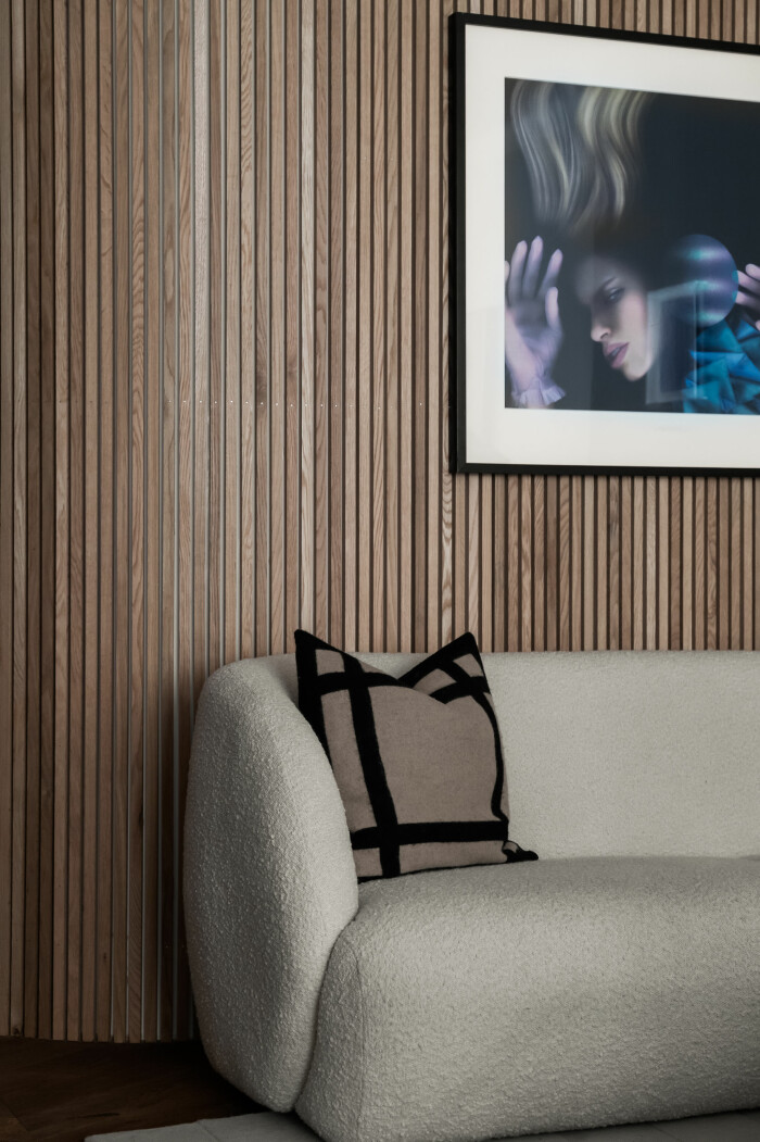 Varmt och minimalistiskt i trä. Foto: <a target="_blank" href="https://www.instagram.com/mccann_sthlm/">Philip Mcann</a> Styling:<a target="_blank" href="https://www.instagram.com/elinskoglund/"> Elin Skoglund</a> Mäklare: <a target="_blank" href="https://www.instagram.com/behrerochpartners/">Behrer & Partners</a> träpanel på väggen är trendigt i stylingarna
