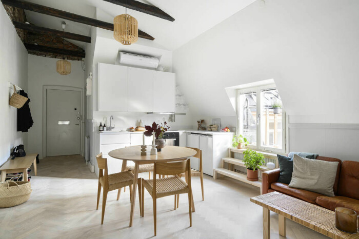 Foto: Elisabeth Daly för <a target="_blank" href="https://www.instagram.com/bosthlm_realestate/">Bosthlm</a>/mäklare: Göran Eriksson hem med möbler i trä och rotting – naturnära och ljust