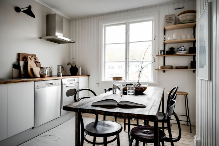 Foto: Jens Eliasson/SE360 för <a target="_blank" href="https://www.instagram.com/bjurfors_goteborg/">Bjurfors</a>/mäklare: Sandra Brunzell snyggt vitt kök med detaljer i trä