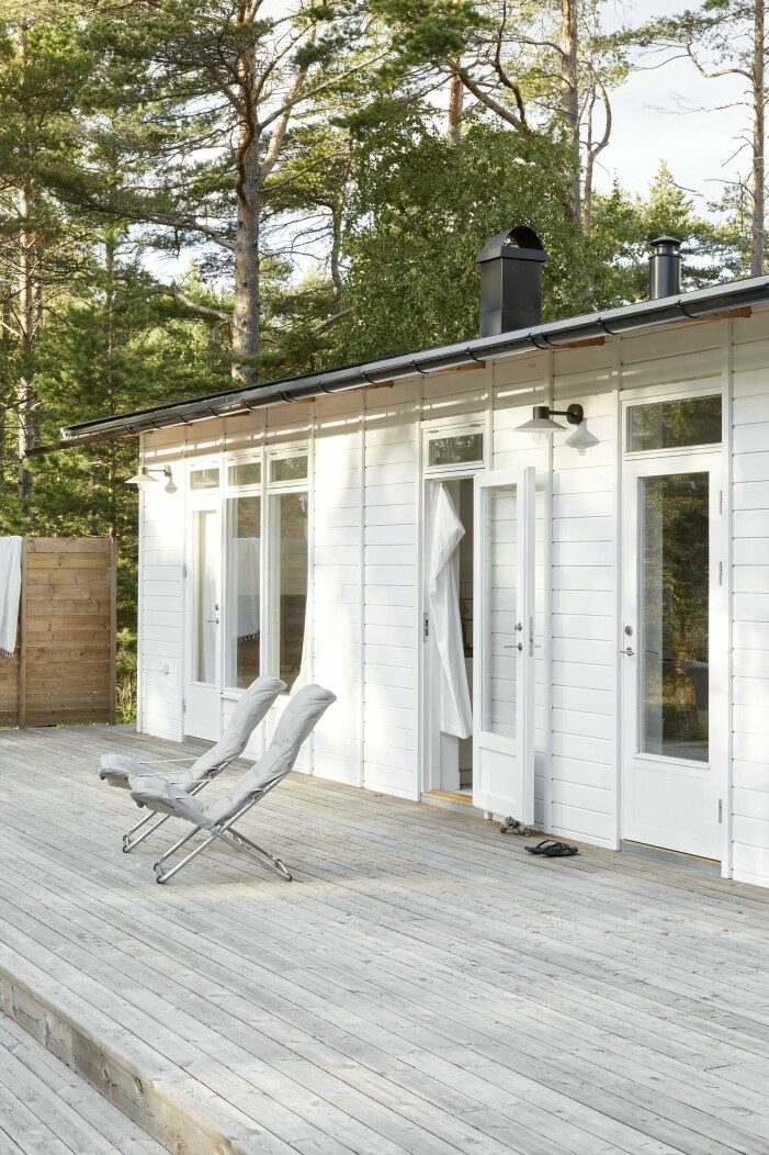 »Under dagen flyttar vi runt mellan sol och skugga på det stora trädäcket på framsidan.« De lätta solstolarna heter Fiesta soft och kommer från Fiam. Trädäck vid sommarstuga.