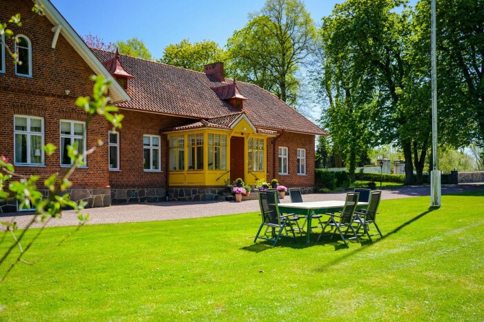 Runt om huset växer stora träd och på tomten finns det gott om plats för umgänge. Trädgården i Prästgården