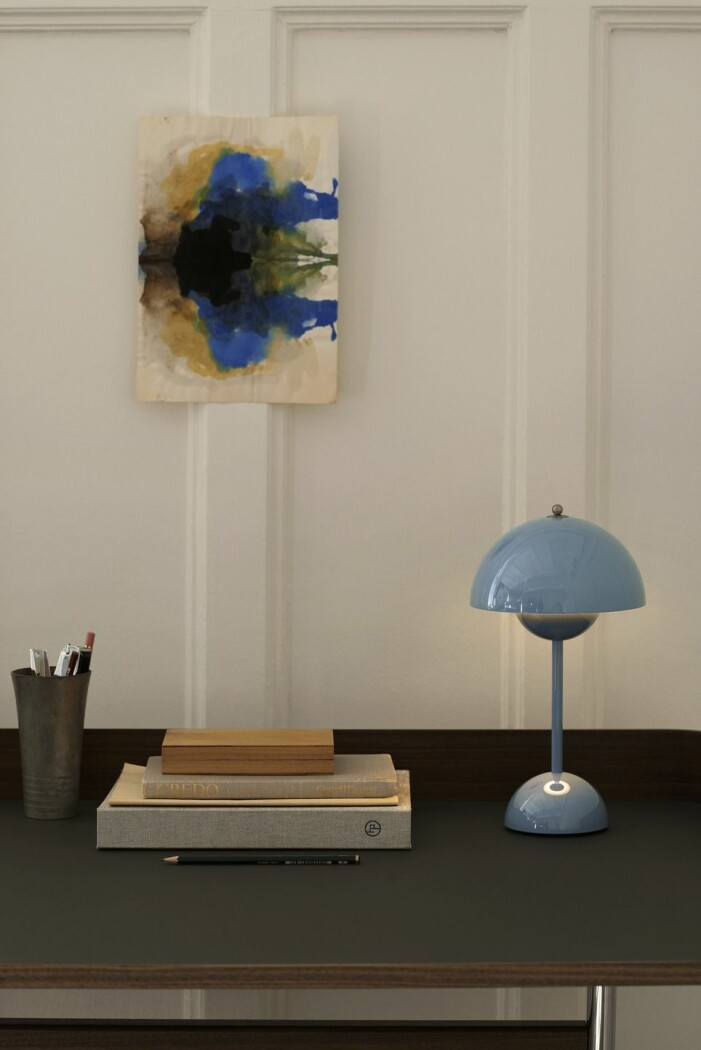 Satsa på detaljer, stora som små, i en avvikande färg jämfört med miljön i fråga. Foto: &Tradition. Stylingtrender på Hemnet hösten 2021, färgstarka objekt